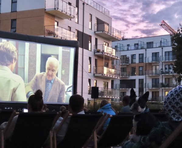 Kino letnie na Osiedlu Ja Sielska w Poznaniu, czyli sąsiedzka integracja pod gołym niebem!
