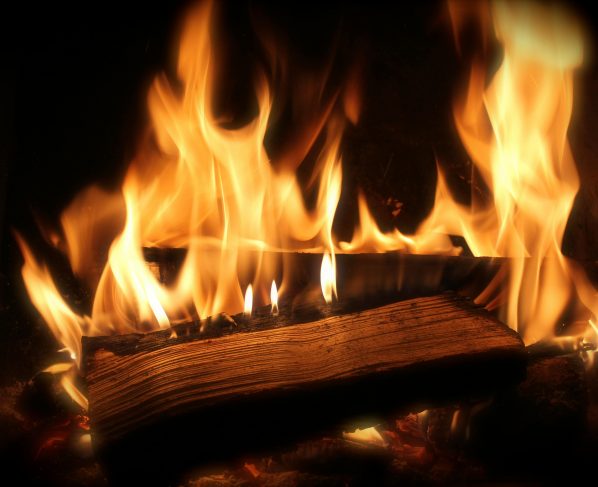 Pierwszy Międzynarodowy Dzień Kominka – niezależność energetyczna i domowe ciepło w czasach niepewności