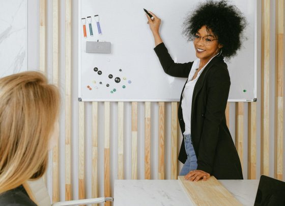 Jak kobiety mogą przełamać finansowe bariery i zacząć inwestować