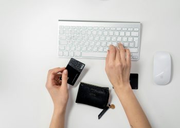 Świąteczne zakupy online pod lupą cyberprzestępców. Jak chronić swoje dane w sieci? - polishmagazine.com.pl https://polishmarket.com.pl/swiateczne-zakupy-online-pod-lupa-cyberprzestepcow-jak-chronic-swoje-dane-w-sieci/