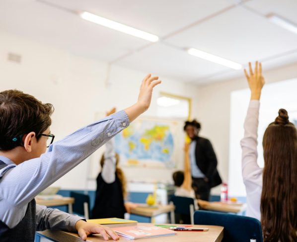 dlaczego-dzieci-ucza-sie-skuteczniej-w-ruchu-co-mowia-badania-i-obserwacje-nauczycieli