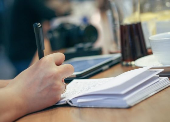 Najtańsza terapia na świecie! Długopis lepszy niż aplikacja? Jak notowanie wspiera mózg, gdy inni klikają czy scrollują?