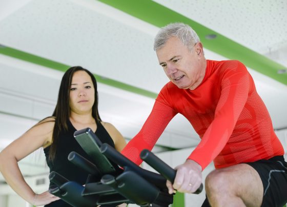 interaktywna-technologia-w-sluzbie-seniorom-magiczny-dywan-kinebi-wspiera-terapie-ruch-i-relacje-spoleczne