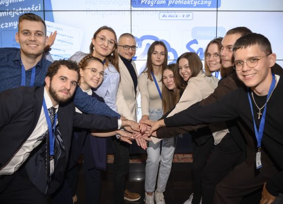 Smartfon w dłoni i… pogłębiające się kryzysy. Co dorośli przestali zauważać u dzieci?