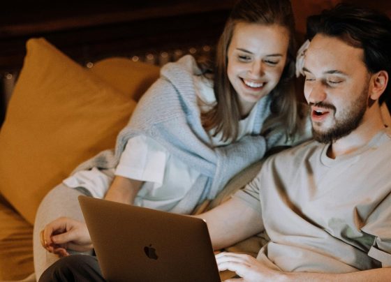 AI przestaje tylko podpowiadać. Coraz częściej realnie decyduje za konsumentów - raport Capgemini