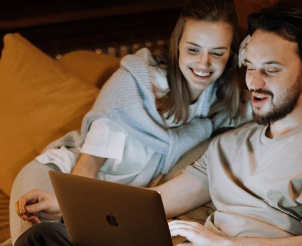 AI przestaje tylko podpowiadać. Coraz częściej realnie decyduje za konsumentów - raport Capgemini