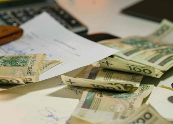 Alimenty w Polsce to miliardowy problem. System działa na papierze, ale przegrywa z rzeczywistością.