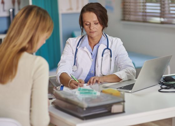 Z okazji Dnia Służby Zdrowia Koalicja Onkozdrowia Kobiet zwraca uwagę na kluczowe wnioski raportu „Dogonić Europę – zdrowie kobiet w Polsce, perspektywa onkologiczna”. Analiza pokazuje wyraźnie: choć dostęp do terapii w ostatnich latach się poprawia, to system wciąż nie nadąża w najważniejszym miejscu – na etapie diagnostyki. Autorzy raportu podkreślają, że punktem wyjścia dla skutecznego leczenia powinno być pełne rozpoznanie biologii choroby. Tymczasem w praktyce nadal zdarza się, że decyzje terapeutyczne podejmowane są bez kompletnej diagnostyki molekularnej i immunohistochemicznej, w tym oznaczeń czynników predykcyjnych takich jak PD-L1. Oznacza to, że pacjentki nie zawsze otrzymują leczenie najlepiej dopasowane do swojego nowotworu, a system ponosi koszty terapii, które mogą być mniej efektywne. Rak trzonu macicy i rak płuca – dwa przykłady systemowych słabości Skala problemu najlepiej widoczna jest na przykładzie raka trzonu macicy. W 2022 roku w Polsce odnotowano 5995 nowych przypadków i 1755 zgonów, a kraj osiągnął najwyższy w Unii Europejskiej wskaźnik umieralności – 10,6 zgonów na 100 tys. kobiet przy średniej unijnej wynoszącej 6,2. Co szczególnie niepokojące, wzrost liczby zgonów utrzymuje się od lat, mimo że leczenie operacyjne jest szeroko dostępne. Zestawienie tych danych prowadzi do wniosku, że problem nie leży wyłącznie w dostępności świadczeń, ale także w ich organizacji i jakości – w tym w rozproszeniu leczenia oraz niewystarczającym wykorzystaniu diagnostyki. Jeszcze wyraźniej znaczenie diagnostyki widać w raku płuca, który stał się najczęstszą przyczyną zgonów onkologicznych kobiet i odpowiada już za około 17% zgonów, wyprzedzając raka piersi. Jednocześnie liczba kobiet leczonych z powodu tego nowotworu dynamicznie rośnie, co wpisuje się w obserwowany trend tzw. feminizacji raka płuca. W tym przypadku czas i jakość diagnostyki mają kluczowe znaczenie – to od nich zależy możliwość zastosowania terapii celowanych i immunoterapii. W praktyce jednak proces diagnostyczny bywa rozciągnięty w czasie, rozproszony między ośrodkami i nie zawsze obejmuje pełne badania. Dodatkowym wyzwaniem pozostaje sposób prowadzenia diagnostyki. W wielu ośrodkach nadal stosowany jest model etapowego testowania pojedynczych markerów – choć w części, głównie większych placówek, wykonywane są już ograniczone panele badań. W praktyce oznacza to jednak niespójność systemu i uzależnienie zakresu diagnostyki od miejsca leczenia, przy jednoczesnym ograniczonym dostępie do wysokoprzepustowych metod profilowania molekularnego. Tymczasem diagnostyka powinna być personalizowana, a lekarz – w oparciu o obraz kliniczny pacjentki – powinien mieć dostęp do pełnego spektrum badań umożliwiających optymalne leczenie. Z danych NFZ za 2022 rok wynika, że jedynie około jedna trzecia pacjentów onkologicznych w Polsce miała wykonane badania molekularne, a zaawansowaną diagnostykę przeprowadzono zaledwie u 8–12% chorych. W efekcie pacjentka może utracić szansę na kwalifikację do najlepiej dopasowanego leczenia. Oznacza to nie tylko ryzyko gorszych wyników klinicznych, ale także nieefektywne wykorzystanie środków publicznych. Jednym z kluczowych ograniczeń pozostaje brak refundacji wysokoprzepustowych badań genetycznych, takich jak sekwencjonowanie nowej generacji (NGS), w tym kompleksowe profilowanie genomowe (CGP). Metody te umożliwiają jednoczesną analizę setek genów (nawet 300–500) oraz ocenę istotnych wskaźników, takich jak niestabilność mikrosatelitarna (MSI) czy obciążenie mutacyjne guza (TMB), które mają bezpośrednie znaczenie dla doboru terapii. Choć nie każda pacjentka wymaga tak szerokiej diagnostyki, brak dostępu do niej w uzasadnionych klinicznie przypadkach ogranicza możliwość zastosowania najbardziej odpowiedniego leczenia. Jednocześnie system refundacyjny wciąż nie obejmuje części kluczowych technologii diagnostycznych – takich jak płynna biopsja i analiza krążącego DNA nowotworowego (ctDNA), badania wykonywane na świeżym materiale w trybie ambulatoryjnym czy kompleksowe profilowanie genomowe jako odrębna procedura. Jak wskazują również analizy ekspertów, m.in. raport Polskiej Grupy Raka Płuca (2025), obecny model finansowania diagnostyki nie nadąża za rozwojem medycyny precyzyjnej, co w praktyce ogranicza dostęp pacjentek do nowoczesnych, skuteczniejszych terapii. Diagnostyka to inwestycja, nie koszt Raport wskazuje na fundamentalny problem systemowy: brak spójności między wytycznymi klinicznymi a koszykiem świadczeń finansowanych ze środków publicznych. W efekcie nowoczesna diagnostyka – choć rekomendowana – nie zawsze jest standardem w praktyce klinicznej. Dotyczy to m.in. testów wielogenowych i kompleksowego profilowania       genomowego (CGP), które w wielu krajach europejskich są stosowane od lat, podczas gdy w Polsce nadal dominują modele ograniczonej diagnostyki. Co istotne, kluczowe znaczenie ma nie koszt pojedynczego badania, lecz konsekwencje braku pełnej diagnostyki. Niedopasowane leczenie oznacza nie tylko gorsze wyniki kliniczne, ale także wyższe koszty dla systemu – związane z nieskuteczną terapią, kolejnymi liniami leczenia oraz wydłużonym procesem opieki nad pacjentką. Odpowiednio dobrana diagnostyka stanowi więc fundament trafnych decyzji terapeutycznych i efektywnego wykorzystania środków publicznych. Eksperci zwracają również uwagę na konieczność lepszej organizacji systemu, w tym rozwój wyspecjalizowanych ośrodków kompetencji, szczególnie w obszarach takich jak rak płuca, gdzie diagnostyka i leczenie wymagają wysokiej koordynacji. Brak takiego podejścia oznacza nie tylko dłuższą ścieżkę pacjentki, ale także niższą efektywność całego systemu. Problem ten wpisuje się w szerszy obraz zdrowia kobiet w Polsce. Nowotwory pozostają jedną z głównych przyczyn przedwczesnych zgonów – odpowiadają za 42% zgonów kobiet w wieku 45–64 lata i 27% w grupie 25–44 lata. Polska znajduje się również wśród krajów OECD o najwyższym poziomie utraconych lat życia z powodu nowotworów, co pokazuje skalę wyzwań systemowych. Jednocześnie długość życia kobiet w Polsce pozostaje o około 2–2,5 roku niższa niż średnia unijna. Nowoczesna diagnostyka to lepsze decyzje terapeutyczne Eksperci zwracają uwagę, że skuteczność leczenia onkologicznego kobiet zależy od całego procesu – od profilaktyki, przez diagnostykę, aż po jakość życia w trakcie i po terapii. W Polsce nadal niewystarczający pozostaje udział w badaniach przesiewowych, takich jak mammografia, a jednocześnie zbyt rzadko uwzględnia się konsekwencje leczenia, w tym m.in. menopauzę indukowaną terapią onkologiczną. To pokazuje, że poprawa wyników leczenia wymaga podejścia systemowego – obejmującego zarówno wcześniejsze wykrywanie chorób, dostęp do nowoczesnej diagnostyki, jak i kompleksową opiekę nad pacjentką. Najważniejsze kierunki zmian wskazane w raporcie Koalicji Onkozdrowia Kobiet obejmują: pełną integrację diagnostyki (molekularnej i immunohistochemicznej) z procesem leczenia, koncentrację leczenia w wyspecjalizowanych ośrodkach, traktowanie diagnostyki jako inwestycji w skuteczność terapii, a nie koszt. – Nie możemy mówić o nowoczesnym leczeniu onkologicznym bez nowoczesnej diagnostyki. Dziś w Polsce wciąż zdarza się, że decyzje terapeutyczne podejmowane są bez pełnego obrazu biologii choroby. Tymczasem w wielu krajach Europy takie podejście jest standardem od lat. Polki nie mogą na to dłużej czekać – podkreśla Anna Kupiecka, prezes Fundacji OnkoCafe i inicjatorka Koalicji Onkozdrowia Kobiet. Źródło danych: raport „Dogonić Europę – zdrowie kobiet w Polsce, perspektywa onkologiczna”, Warszawa 2025 Fundacja OnkoCafe - Razem Lepiej to organizacja wspierająca pacjentów onkologicznych oraz ich bliskich. Zajmuje się edukacją na temat nowotworów, organizacją spotkań, warsztatów i kampanii społecznych, które podnoszą świadomość na temat profilaktyki, leczenia i wsparcia psychicznego w obliczu choroby nowotworowej. Koalicja Onkozdrowia Kobiet powstała w czerwcu 2025 r. z inicjatywy organizacji pacjentek i ekspertów ochrony zdrowia. Tworzą ją: Fundacja OmeaLife – Rak Piersi Nie Ogranicza, Fundacja OnkoCafe – Razem Lepiej, Stowarzyszenie Eurydyki, Stowarzyszenie na Rzecz Walki z Rakiem Jajnika Niebieski Motyl oraz Stowarzyszenie Ruch Onkologiczny PARS. Ich celem jest równa, szybka i bezpieczna opieka dla kobiet chorych na nowotwory w Polsce. Dążą do tego, aby głos pacjentek był uwzględniany w zmianach systemu i organizacji opieki zdrowotnej.