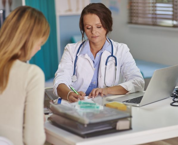 Z okazji Dnia Służby Zdrowia Koalicja Onkozdrowia Kobiet zwraca uwagę na kluczowe wnioski raportu „Dogonić Europę – zdrowie kobiet w Polsce, perspektywa onkologiczna”. Analiza pokazuje wyraźnie: choć dostęp do terapii w ostatnich latach się poprawia, to system wciąż nie nadąża w najważniejszym miejscu – na etapie diagnostyki. Autorzy raportu podkreślają, że punktem wyjścia dla skutecznego leczenia powinno być pełne rozpoznanie biologii choroby. Tymczasem w praktyce nadal zdarza się, że decyzje terapeutyczne podejmowane są bez kompletnej diagnostyki molekularnej i immunohistochemicznej, w tym oznaczeń czynników predykcyjnych takich jak PD-L1. Oznacza to, że pacjentki nie zawsze otrzymują leczenie najlepiej dopasowane do swojego nowotworu, a system ponosi koszty terapii, które mogą być mniej efektywne. Rak trzonu macicy i rak płuca – dwa przykłady systemowych słabości Skala problemu najlepiej widoczna jest na przykładzie raka trzonu macicy. W 2022 roku w Polsce odnotowano 5995 nowych przypadków i 1755 zgonów, a kraj osiągnął najwyższy w Unii Europejskiej wskaźnik umieralności – 10,6 zgonów na 100 tys. kobiet przy średniej unijnej wynoszącej 6,2. Co szczególnie niepokojące, wzrost liczby zgonów utrzymuje się od lat, mimo że leczenie operacyjne jest szeroko dostępne. Zestawienie tych danych prowadzi do wniosku, że problem nie leży wyłącznie w dostępności świadczeń, ale także w ich organizacji i jakości – w tym w rozproszeniu leczenia oraz niewystarczającym wykorzystaniu diagnostyki. Jeszcze wyraźniej znaczenie diagnostyki widać w raku płuca, który stał się najczęstszą przyczyną zgonów onkologicznych kobiet i odpowiada już za około 17% zgonów, wyprzedzając raka piersi. Jednocześnie liczba kobiet leczonych z powodu tego nowotworu dynamicznie rośnie, co wpisuje się w obserwowany trend tzw. feminizacji raka płuca. W tym przypadku czas i jakość diagnostyki mają kluczowe znaczenie – to od nich zależy możliwość zastosowania terapii celowanych i immunoterapii. W praktyce jednak proces diagnostyczny bywa rozciągnięty w czasie, rozproszony między ośrodkami i nie zawsze obejmuje pełne badania. Dodatkowym wyzwaniem pozostaje sposób prowadzenia diagnostyki. W wielu ośrodkach nadal stosowany jest model etapowego testowania pojedynczych markerów – choć w części, głównie większych placówek, wykonywane są już ograniczone panele badań. W praktyce oznacza to jednak niespójność systemu i uzależnienie zakresu diagnostyki od miejsca leczenia, przy jednoczesnym ograniczonym dostępie do wysokoprzepustowych metod profilowania molekularnego. Tymczasem diagnostyka powinna być personalizowana, a lekarz – w oparciu o obraz kliniczny pacjentki – powinien mieć dostęp do pełnego spektrum badań umożliwiających optymalne leczenie. Z danych NFZ za 2022 rok wynika, że jedynie około jedna trzecia pacjentów onkologicznych w Polsce miała wykonane badania molekularne, a zaawansowaną diagnostykę przeprowadzono zaledwie u 8–12% chorych. W efekcie pacjentka może utracić szansę na kwalifikację do najlepiej dopasowanego leczenia. Oznacza to nie tylko ryzyko gorszych wyników klinicznych, ale także nieefektywne wykorzystanie środków publicznych. Jednym z kluczowych ograniczeń pozostaje brak refundacji wysokoprzepustowych badań genetycznych, takich jak sekwencjonowanie nowej generacji (NGS), w tym kompleksowe profilowanie genomowe (CGP). Metody te umożliwiają jednoczesną analizę setek genów (nawet 300–500) oraz ocenę istotnych wskaźników, takich jak niestabilność mikrosatelitarna (MSI) czy obciążenie mutacyjne guza (TMB), które mają bezpośrednie znaczenie dla doboru terapii. Choć nie każda pacjentka wymaga tak szerokiej diagnostyki, brak dostępu do niej w uzasadnionych klinicznie przypadkach ogranicza możliwość zastosowania najbardziej odpowiedniego leczenia. Jednocześnie system refundacyjny wciąż nie obejmuje części kluczowych technologii diagnostycznych – takich jak płynna biopsja i analiza krążącego DNA nowotworowego (ctDNA), badania wykonywane na świeżym materiale w trybie ambulatoryjnym czy kompleksowe profilowanie genomowe jako odrębna procedura. Jak wskazują również analizy ekspertów, m.in. raport Polskiej Grupy Raka Płuca (2025), obecny model finansowania diagnostyki nie nadąża za rozwojem medycyny precyzyjnej, co w praktyce ogranicza dostęp pacjentek do nowoczesnych, skuteczniejszych terapii. Diagnostyka to inwestycja, nie koszt Raport wskazuje na fundamentalny problem systemowy: brak spójności między wytycznymi klinicznymi a koszykiem świadczeń finansowanych ze środków publicznych. W efekcie nowoczesna diagnostyka – choć rekomendowana – nie zawsze jest standardem w praktyce klinicznej. Dotyczy to m.in. testów wielogenowych i kompleksowego profilowania       genomowego (CGP), które w wielu krajach europejskich są stosowane od lat, podczas gdy w Polsce nadal dominują modele ograniczonej diagnostyki. Co istotne, kluczowe znaczenie ma nie koszt pojedynczego badania, lecz konsekwencje braku pełnej diagnostyki. Niedopasowane leczenie oznacza nie tylko gorsze wyniki kliniczne, ale także wyższe koszty dla systemu – związane z nieskuteczną terapią, kolejnymi liniami leczenia oraz wydłużonym procesem opieki nad pacjentką. Odpowiednio dobrana diagnostyka stanowi więc fundament trafnych decyzji terapeutycznych i efektywnego wykorzystania środków publicznych. Eksperci zwracają również uwagę na konieczność lepszej organizacji systemu, w tym rozwój wyspecjalizowanych ośrodków kompetencji, szczególnie w obszarach takich jak rak płuca, gdzie diagnostyka i leczenie wymagają wysokiej koordynacji. Brak takiego podejścia oznacza nie tylko dłuższą ścieżkę pacjentki, ale także niższą efektywność całego systemu. Problem ten wpisuje się w szerszy obraz zdrowia kobiet w Polsce. Nowotwory pozostają jedną z głównych przyczyn przedwczesnych zgonów – odpowiadają za 42% zgonów kobiet w wieku 45–64 lata i 27% w grupie 25–44 lata. Polska znajduje się również wśród krajów OECD o najwyższym poziomie utraconych lat życia z powodu nowotworów, co pokazuje skalę wyzwań systemowych. Jednocześnie długość życia kobiet w Polsce pozostaje o około 2–2,5 roku niższa niż średnia unijna. Nowoczesna diagnostyka to lepsze decyzje terapeutyczne Eksperci zwracają uwagę, że skuteczność leczenia onkologicznego kobiet zależy od całego procesu – od profilaktyki, przez diagnostykę, aż po jakość życia w trakcie i po terapii. W Polsce nadal niewystarczający pozostaje udział w badaniach przesiewowych, takich jak mammografia, a jednocześnie zbyt rzadko uwzględnia się konsekwencje leczenia, w tym m.in. menopauzę indukowaną terapią onkologiczną. To pokazuje, że poprawa wyników leczenia wymaga podejścia systemowego – obejmującego zarówno wcześniejsze wykrywanie chorób, dostęp do nowoczesnej diagnostyki, jak i kompleksową opiekę nad pacjentką. Najważniejsze kierunki zmian wskazane w raporcie Koalicji Onkozdrowia Kobiet obejmują: pełną integrację diagnostyki (molekularnej i immunohistochemicznej) z procesem leczenia, koncentrację leczenia w wyspecjalizowanych ośrodkach, traktowanie diagnostyki jako inwestycji w skuteczność terapii, a nie koszt. – Nie możemy mówić o nowoczesnym leczeniu onkologicznym bez nowoczesnej diagnostyki. Dziś w Polsce wciąż zdarza się, że decyzje terapeutyczne podejmowane są bez pełnego obrazu biologii choroby. Tymczasem w wielu krajach Europy takie podejście jest standardem od lat. Polki nie mogą na to dłużej czekać – podkreśla Anna Kupiecka, prezes Fundacji OnkoCafe i inicjatorka Koalicji Onkozdrowia Kobiet. Źródło danych: raport „Dogonić Europę – zdrowie kobiet w Polsce, perspektywa onkologiczna”, Warszawa 2025 Fundacja OnkoCafe - Razem Lepiej to organizacja wspierająca pacjentów onkologicznych oraz ich bliskich. Zajmuje się edukacją na temat nowotworów, organizacją spotkań, warsztatów i kampanii społecznych, które podnoszą świadomość na temat profilaktyki, leczenia i wsparcia psychicznego w obliczu choroby nowotworowej. Koalicja Onkozdrowia Kobiet powstała w czerwcu 2025 r. z inicjatywy organizacji pacjentek i ekspertów ochrony zdrowia. Tworzą ją: Fundacja OmeaLife – Rak Piersi Nie Ogranicza, Fundacja OnkoCafe – Razem Lepiej, Stowarzyszenie Eurydyki, Stowarzyszenie na Rzecz Walki z Rakiem Jajnika Niebieski Motyl oraz Stowarzyszenie Ruch Onkologiczny PARS. Ich celem jest równa, szybka i bezpieczna opieka dla kobiet chorych na nowotwory w Polsce. Dążą do tego, aby głos pacjentek był uwzględniany w zmianach systemu i organizacji opieki zdrowotnej.