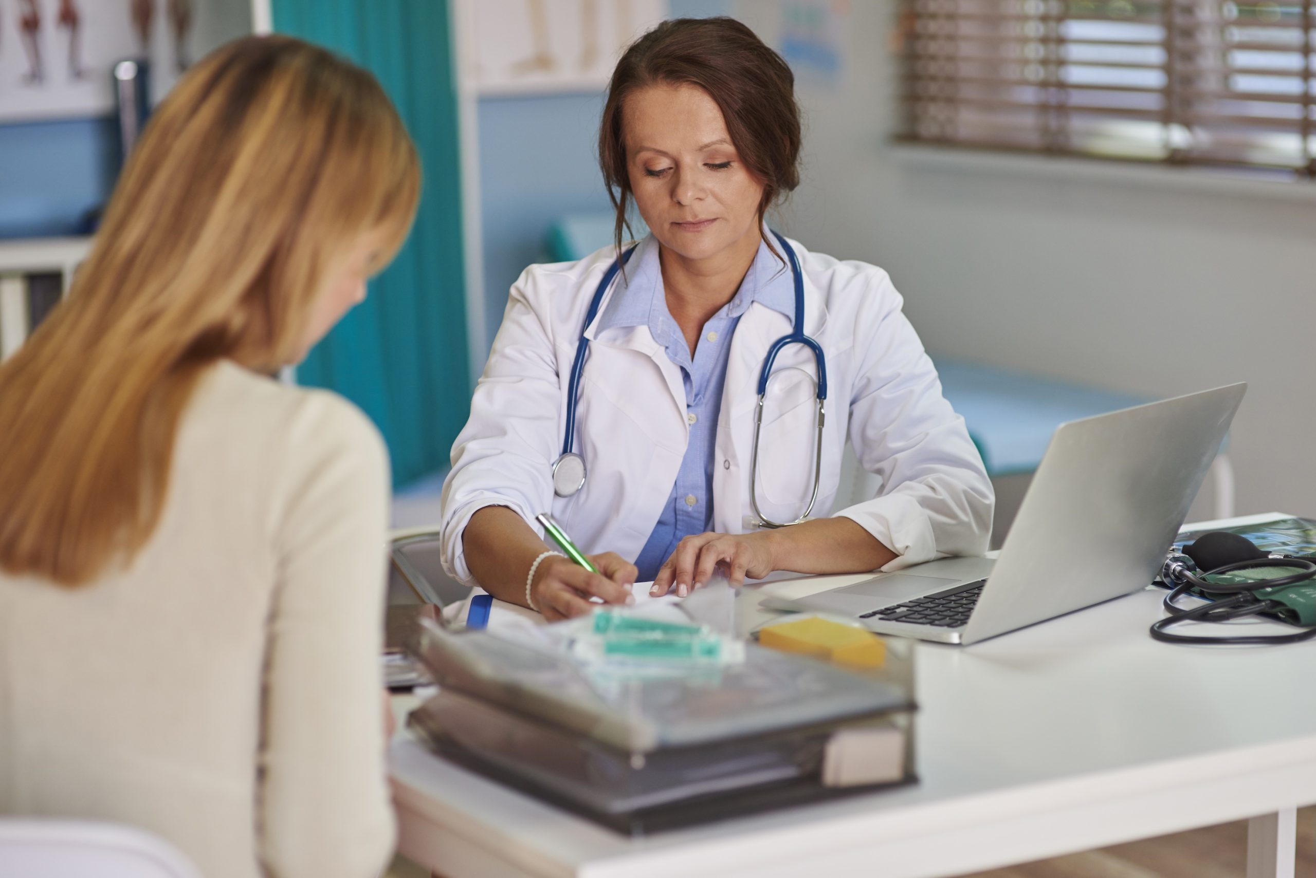 Z okazji Dnia Służby Zdrowia Koalicja Onkozdrowia Kobiet zwraca uwagę na kluczowe wnioski raportu „Dogonić Europę – zdrowie kobiet w Polsce, perspektywa onkologiczna”. Analiza pokazuje wyraźnie: choć dostęp do terapii w ostatnich latach się poprawia, to system wciąż nie nadąża w najważniejszym miejscu – na etapie diagnostyki. Autorzy raportu podkreślają, że punktem wyjścia dla skutecznego leczenia powinno być pełne rozpoznanie biologii choroby. Tymczasem w praktyce nadal zdarza się, że decyzje terapeutyczne podejmowane są bez kompletnej diagnostyki molekularnej i immunohistochemicznej, w tym oznaczeń czynników predykcyjnych takich jak PD-L1. Oznacza to, że pacjentki nie zawsze otrzymują leczenie najlepiej dopasowane do swojego nowotworu, a system ponosi koszty terapii, które mogą być mniej efektywne. Rak trzonu macicy i rak płuca – dwa przykłady systemowych słabości Skala problemu najlepiej widoczna jest na przykładzie raka trzonu macicy. W 2022 roku w Polsce odnotowano 5995 nowych przypadków i 1755 zgonów, a kraj osiągnął najwyższy w Unii Europejskiej wskaźnik umieralności – 10,6 zgonów na 100 tys. kobiet przy średniej unijnej wynoszącej 6,2. Co szczególnie niepokojące, wzrost liczby zgonów utrzymuje się od lat, mimo że leczenie operacyjne jest szeroko dostępne. Zestawienie tych danych prowadzi do wniosku, że problem nie leży wyłącznie w dostępności świadczeń, ale także w ich organizacji i jakości – w tym w rozproszeniu leczenia oraz niewystarczającym wykorzystaniu diagnostyki. Jeszcze wyraźniej znaczenie diagnostyki widać w raku płuca, który stał się najczęstszą przyczyną zgonów onkologicznych kobiet i odpowiada już za około 17% zgonów, wyprzedzając raka piersi. Jednocześnie liczba kobiet leczonych z powodu tego nowotworu dynamicznie rośnie, co wpisuje się w obserwowany trend tzw. feminizacji raka płuca. W tym przypadku czas i jakość diagnostyki mają kluczowe znaczenie – to od nich zależy możliwość zastosowania terapii celowanych i immunoterapii. W praktyce jednak proces diagnostyczny bywa rozciągnięty w czasie, rozproszony między ośrodkami i nie zawsze obejmuje pełne badania. Dodatkowym wyzwaniem pozostaje sposób prowadzenia diagnostyki. W wielu ośrodkach nadal stosowany jest model etapowego testowania pojedynczych markerów – choć w części, głównie większych placówek, wykonywane są już ograniczone panele badań. W praktyce oznacza to jednak niespójność systemu i uzależnienie zakresu diagnostyki od miejsca leczenia, przy jednoczesnym ograniczonym dostępie do wysokoprzepustowych metod profilowania molekularnego. Tymczasem diagnostyka powinna być personalizowana, a lekarz – w oparciu o obraz kliniczny pacjentki – powinien mieć dostęp do pełnego spektrum badań umożliwiających optymalne leczenie. Z danych NFZ za 2022 rok wynika, że jedynie około jedna trzecia pacjentów onkologicznych w Polsce miała wykonane badania molekularne, a zaawansowaną diagnostykę przeprowadzono zaledwie u 8–12% chorych. W efekcie pacjentka może utracić szansę na kwalifikację do najlepiej dopasowanego leczenia. Oznacza to nie tylko ryzyko gorszych wyników klinicznych, ale także nieefektywne wykorzystanie środków publicznych. Jednym z kluczowych ograniczeń pozostaje brak refundacji wysokoprzepustowych badań genetycznych, takich jak sekwencjonowanie nowej generacji (NGS), w tym kompleksowe profilowanie genomowe (CGP). Metody te umożliwiają jednoczesną analizę setek genów (nawet 300–500) oraz ocenę istotnych wskaźników, takich jak niestabilność mikrosatelitarna (MSI) czy obciążenie mutacyjne guza (TMB), które mają bezpośrednie znaczenie dla doboru terapii. Choć nie każda pacjentka wymaga tak szerokiej diagnostyki, brak dostępu do niej w uzasadnionych klinicznie przypadkach ogranicza możliwość zastosowania najbardziej odpowiedniego leczenia. Jednocześnie system refundacyjny wciąż nie obejmuje części kluczowych technologii diagnostycznych – takich jak płynna biopsja i analiza krążącego DNA nowotworowego (ctDNA), badania wykonywane na świeżym materiale w trybie ambulatoryjnym czy kompleksowe profilowanie genomowe jako odrębna procedura. Jak wskazują również analizy ekspertów, m.in. raport Polskiej Grupy Raka Płuca (2025), obecny model finansowania diagnostyki nie nadąża za rozwojem medycyny precyzyjnej, co w praktyce ogranicza dostęp pacjentek do nowoczesnych, skuteczniejszych terapii. Diagnostyka to inwestycja, nie koszt Raport wskazuje na fundamentalny problem systemowy: brak spójności między wytycznymi klinicznymi a koszykiem świadczeń finansowanych ze środków publicznych. W efekcie nowoczesna diagnostyka – choć rekomendowana – nie zawsze jest standardem w praktyce klinicznej. Dotyczy to m.in. testów wielogenowych i kompleksowego profilowania       genomowego (CGP), które w wielu krajach europejskich są stosowane od lat, podczas gdy w Polsce nadal dominują modele ograniczonej diagnostyki. Co istotne, kluczowe znaczenie ma nie koszt pojedynczego badania, lecz konsekwencje braku pełnej diagnostyki. Niedopasowane leczenie oznacza nie tylko gorsze wyniki kliniczne, ale także wyższe koszty dla systemu – związane z nieskuteczną terapią, kolejnymi liniami leczenia oraz wydłużonym procesem opieki nad pacjentką. Odpowiednio dobrana diagnostyka stanowi więc fundament trafnych decyzji terapeutycznych i efektywnego wykorzystania środków publicznych. Eksperci zwracają również uwagę na konieczność lepszej organizacji systemu, w tym rozwój wyspecjalizowanych ośrodków kompetencji, szczególnie w obszarach takich jak rak płuca, gdzie diagnostyka i leczenie wymagają wysokiej koordynacji. Brak takiego podejścia oznacza nie tylko dłuższą ścieżkę pacjentki, ale także niższą efektywność całego systemu. Problem ten wpisuje się w szerszy obraz zdrowia kobiet w Polsce. Nowotwory pozostają jedną z głównych przyczyn przedwczesnych zgonów – odpowiadają za 42% zgonów kobiet w wieku 45–64 lata i 27% w grupie 25–44 lata. Polska znajduje się również wśród krajów OECD o najwyższym poziomie utraconych lat życia z powodu nowotworów, co pokazuje skalę wyzwań systemowych. Jednocześnie długość życia kobiet w Polsce pozostaje o około 2–2,5 roku niższa niż średnia unijna. Nowoczesna diagnostyka to lepsze decyzje terapeutyczne Eksperci zwracają uwagę, że skuteczność leczenia onkologicznego kobiet zależy od całego procesu – od profilaktyki, przez diagnostykę, aż po jakość życia w trakcie i po terapii. W Polsce nadal niewystarczający pozostaje udział w badaniach przesiewowych, takich jak mammografia, a jednocześnie zbyt rzadko uwzględnia się konsekwencje leczenia, w tym m.in. menopauzę indukowaną terapią onkologiczną. To pokazuje, że poprawa wyników leczenia wymaga podejścia systemowego – obejmującego zarówno wcześniejsze wykrywanie chorób, dostęp do nowoczesnej diagnostyki, jak i kompleksową opiekę nad pacjentką. Najważniejsze kierunki zmian wskazane w raporcie Koalicji Onkozdrowia Kobiet obejmują: pełną integrację diagnostyki (molekularnej i immunohistochemicznej) z procesem leczenia, koncentrację leczenia w wyspecjalizowanych ośrodkach, traktowanie diagnostyki jako inwestycji w skuteczność terapii, a nie koszt. – Nie możemy mówić o nowoczesnym leczeniu onkologicznym bez nowoczesnej diagnostyki. Dziś w Polsce wciąż zdarza się, że decyzje terapeutyczne podejmowane są bez pełnego obrazu biologii choroby. Tymczasem w wielu krajach Europy takie podejście jest standardem od lat. Polki nie mogą na to dłużej czekać – podkreśla Anna Kupiecka, prezes Fundacji OnkoCafe i inicjatorka Koalicji Onkozdrowia Kobiet. Źródło danych: raport „Dogonić Europę – zdrowie kobiet w Polsce, perspektywa onkologiczna”, Warszawa 2025 Fundacja OnkoCafe - Razem Lepiej to organizacja wspierająca pacjentów onkologicznych oraz ich bliskich. Zajmuje się edukacją na temat nowotworów, organizacją spotkań, warsztatów i kampanii społecznych, które podnoszą świadomość na temat profilaktyki, leczenia i wsparcia psychicznego w obliczu choroby nowotworowej. Koalicja Onkozdrowia Kobiet powstała w czerwcu 2025 r. z inicjatywy organizacji pacjentek i ekspertów ochrony zdrowia. Tworzą ją: Fundacja OmeaLife – Rak Piersi Nie Ogranicza, Fundacja OnkoCafe – Razem Lepiej, Stowarzyszenie Eurydyki, Stowarzyszenie na Rzecz Walki z Rakiem Jajnika Niebieski Motyl oraz Stowarzyszenie Ruch Onkologiczny PARS. Ich celem jest równa, szybka i bezpieczna opieka dla kobiet chorych na nowotwory w Polsce. Dążą do tego, aby głos pacjentek był uwzględniany w zmianach systemu i organizacji opieki zdrowotnej.