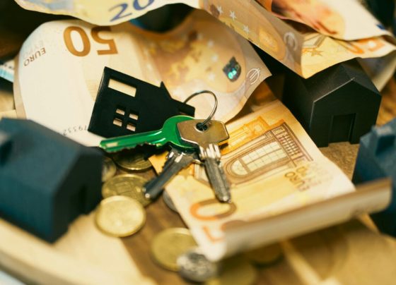 KONIEC ERY KUPOWANIA W CIEMNO – DLACZEGO ŚWIADOMY INWESTOR WYBIERA DZIŚ MIESZKANIA ZAMIAST RYZYKOWNYCH ALTERNATYW?