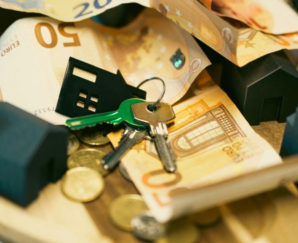 KONIEC ERY KUPOWANIA W CIEMNO – DLACZEGO ŚWIADOMY INWESTOR WYBIERA DZIŚ MIESZKANIA ZAMIAST RYZYKOWNYCH ALTERNATYW?