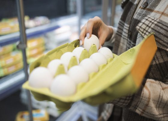 Wielkanoc 2026: mniej promocji na jajka w sklepach. Ceny niemal takie same we wszystkich formatach