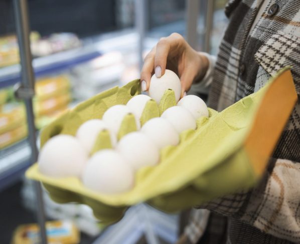 Wielkanoc 2026: mniej promocji na jajka w sklepach. Ceny niemal takie same we wszystkich formatach