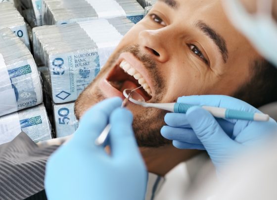 Coraz więcej Polaków odkłada leczenie zębów. Powodem są rosnące koszty wizyt u dentystów