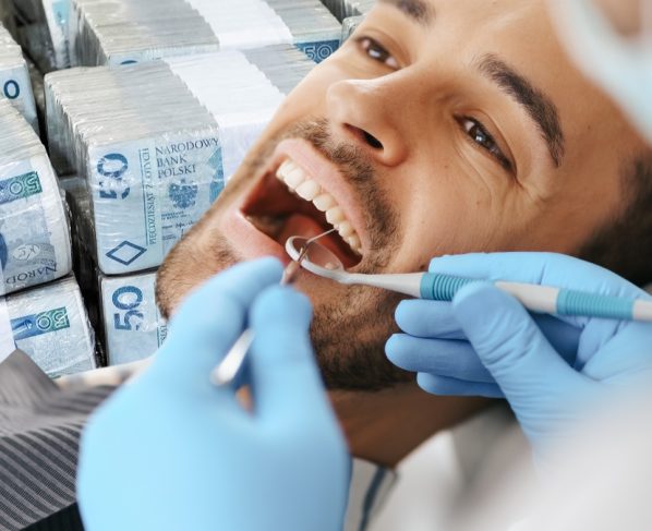 Coraz więcej Polaków odkłada leczenie zębów. Powodem są rosnące koszty wizyt u dentystów