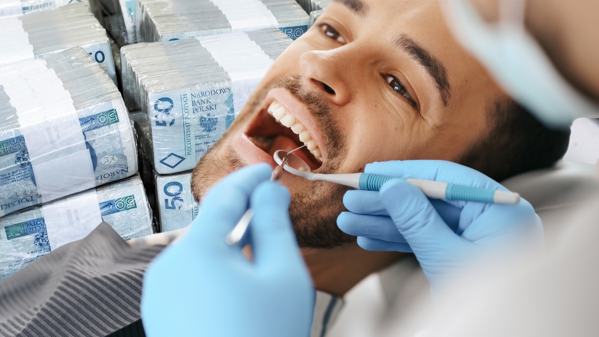Coraz więcej Polaków odkłada leczenie zębów. Powodem są rosnące koszty wizyt u dentystów