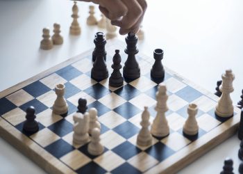 Szachy przeżywają drugie życie. Dziś to nie tylko gra, ale trening myślenia, koncentracji i coraz ciekawszy rynek - polishmagazine.com.pl Szachy przeżywają drugie życie. Dziś to nie tylko gra, ale trening myślenia, koncentracji i coraz ciekawszy rynek