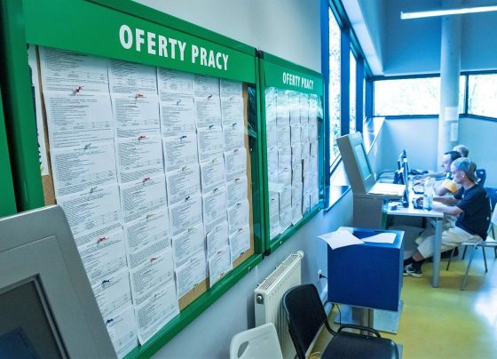Co szósty Polak boi się utraty pracy. Eksperci wskazują branże najbardziej zagrożone zmianami