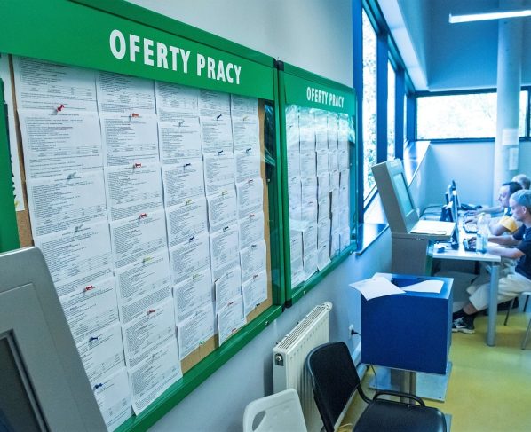 Co szósty Polak boi się utraty pracy. Eksperci wskazują branże najbardziej zagrożone zmianami