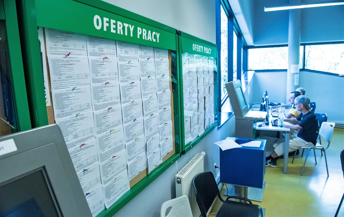 Co szósty Polak boi się utraty pracy. Eksperci wskazują branże najbardziej zagrożone zmianami