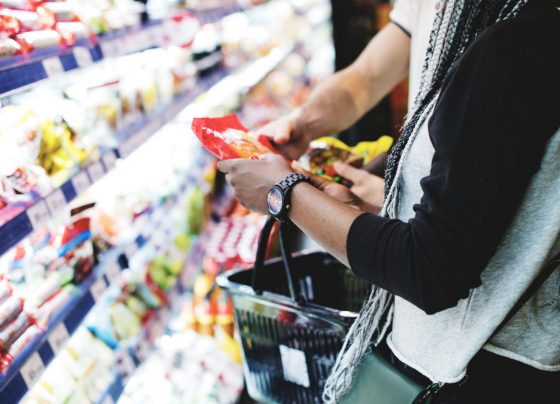 Zakupy nadal drożeją szybciej niż inflacja. Najmocniej rosną ceny używek i chemii gospodarczej