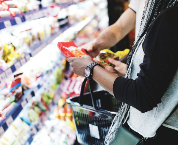 Zakupy nadal drożeją szybciej niż inflacja. Najmocniej rosną ceny używek i chemii gospodarczej