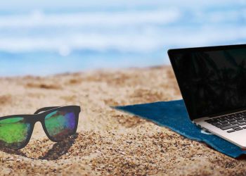 Laptop z widokiem na morze, a dane… na widoku? Dlaczego praca z plaży może skończyć się większym stresem niż powrót z urlopu - polishmagazine.com.pl laptop-z-widokiem-na-morze-a-dane-na-widoku-dlaczego-praca-z-plazy-moze-skonczyc-sie-wiekszym-stresem-niz-powrot-z-urlopu