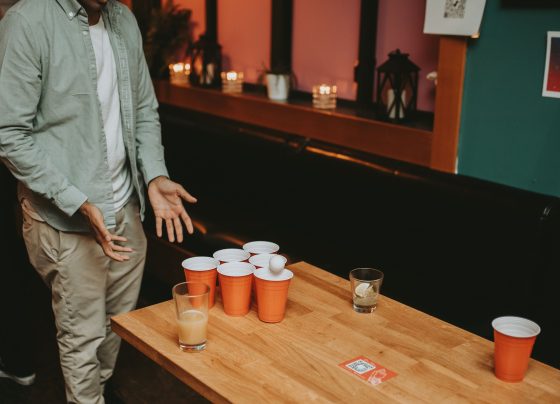Od akademików Ivy League po ekrany w Hollywood. Jak Beer Pong stał się największym ewenementem imprezowej popkultury?