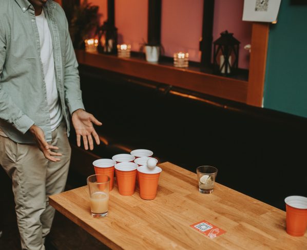 Od akademików Ivy League po ekrany w Hollywood. Jak Beer Pong stał się największym ewenementem imprezowej popkultury?