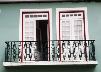 Balkon należy do mieszkania czy do wspólnoty? Od odpowiedzi zależy, kto zapłaci za remont
