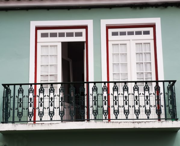 Balkon należy do mieszkania czy do wspólnoty? Od odpowiedzi zależy, kto zapłaci za remont - Poilish Magazine